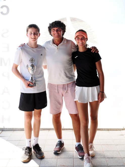 Junioren-Finalisten Leon Heini (l) und Alicia Raposo (r) mit Junioren-Trainer "Nacho"